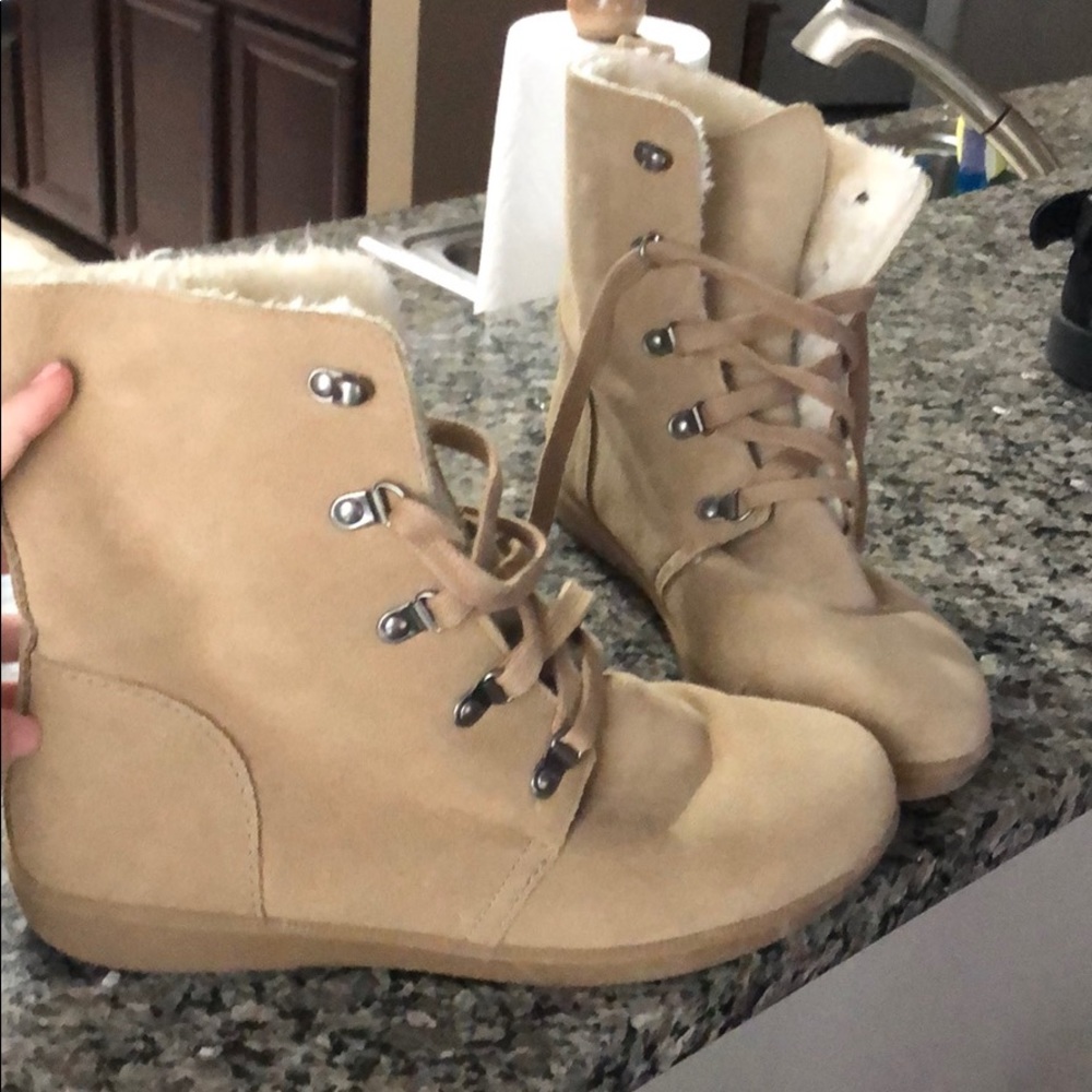 Tan ankle boots with fur on the inside